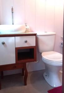 uma casa de banho com um WC e um lavatório em Recanto Hellmann em Gaspar