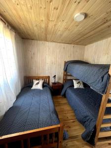 a bedroom with two bunk beds in a cabin at Cabaña en Vichuquén, Chile in Vichuquén
