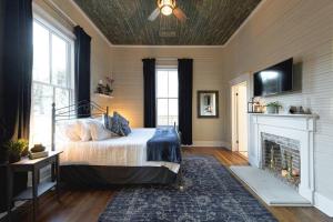1 dormitorio con 1 cama y chimenea en The Cahill- Magnolia Brewery House c 1894 en Waco