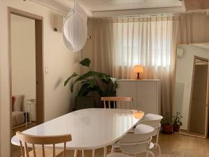 einen weißen Tisch und Stühle im Wohnzimmer in der Unterkunft Seoul Kyeongbokgung Stay in Seoul