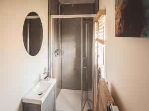 uma casa de banho com um chuveiro, um WC e um lavatório. em Cedar Lodge -uk44425 em Donyatt