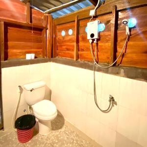 uma casa de banho com WC e uma câmara na parede em Sambath Sakseth Bungalow em Koh Rong Island