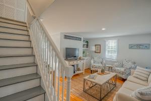 TV a/nebo společenská místnost v ubytování Sea Glass Cottage on Duke - Three Bedrooms Downtown Beaufort