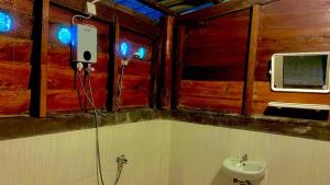 瓜隆島的住宿－Sambath Sakseth Bungalow，一间带卫生间和水槽的浴室