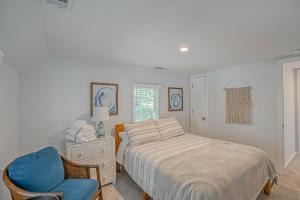 Postel nebo postele na pokoji v ubytování Sea Glass Cottage on Duke - Three Bedrooms Downtown Beaufort
