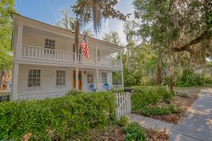 Zahrada ubytování Sea Glass Cottage on Duke - Three Bedrooms Downtown Beaufort