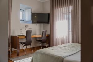 Uma TV ou centro de entretenimento em Hotel Casa da Nora