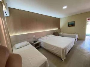 una camera d'albergo con due letti e due tavoli di Resort Campo Belo ad Álvares Machado Altre 22 foto
