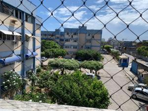 - Vistas a la ciudad a través de una valla de cadena en Apartamento Temporada Mobiliado Proximo a Praia, en Vila Velha