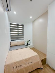 Cama en habitación con ventana en Lu Homestay & Apartment, en Thôn Văn Dương