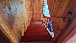 um lance de escadas numa cabina de madeira em Coñaripe Kuyen Mapu Cabañas em Coñaripe