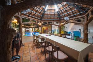 une salle à manger avec une table et une piscine dans l'établissement VILLA CHERRY Vung Tau, à Vung Tau