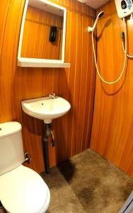 een badkamer met een toilet en een wastafel bij Campod Resort @ Cameron Highlands in Cameron Highlands