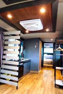 Habitación con cama y techo con ventilador. en Campod Resort @ Cameron Highlands en Cameron Highlands