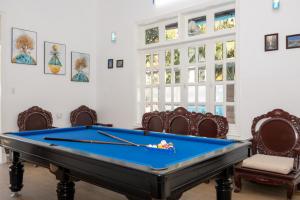 - un billard dans une pièce avec des chaises dans l'établissement VILLA CHERRY Vung Tau, à Vung Tau