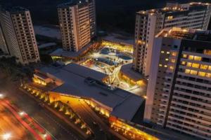 une vue aérienne de nuit sur une ville dans l'établissement Suite Deluxe Enjoy Solar- 5 pessoas, à Olímpia