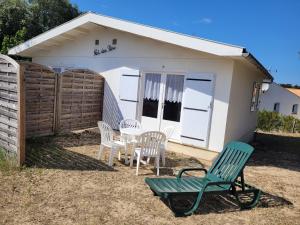 Fotografia z galérie ubytovania Charmante maison en forêt près de la plage, terrasse, parking, animaux acceptés - 4 pers - FR-1-540-228 v destinácii Notre-Dame-de-Monts