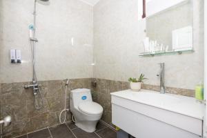 une salle de bain avec toilettes, douche et lavabo dans l'établissement VILLA CHERRY Vung Tau, à Vung Tau 12 autres photos