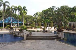 ein Resort mit einem Pool und einem Brunnen in der Unterkunft Park Royale Apartments, Senayan, Jakarta in Jakarta