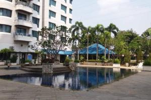 einem Pool vor einem Gebäude in der Unterkunft Park Royale Apartments, Senayan, Jakarta in Jakarta
