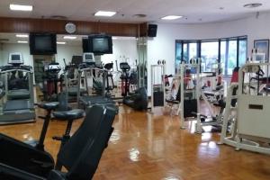 einen Fitnessraum mit vielen Laufbändern und Crosstrainern in der Unterkunft Park Royale Apartments, Senayan, Jakarta in Jakarta