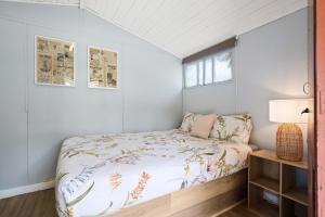een kleine slaapkamer met een bed en een raam bij Bright Cabin Park in Bright