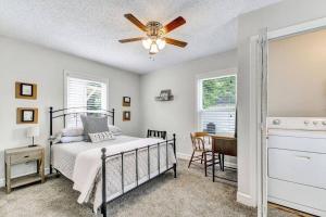 Schlafzimmer mit einem Bett und einem Deckenventilator in der Unterkunft Pecan Hill House in Waco