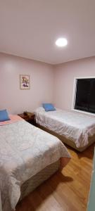 Pokój z 2 łóżkami i telewizorem z płaskim ekranem w obiekcie Cabañas vista playa San Ignacio w mieście Valdivia