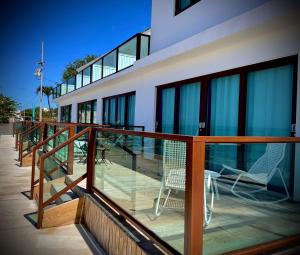 Rõdu või terrass majutusasutuses 1 Corcega Beachfront Suites
