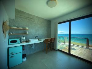 Köök või kööginurk majutusasutuses 1 Corcega Beachfront Suites