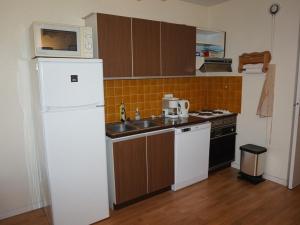 een keuken met een witte koelkast en een wastafel bij Appartement Cabourg, 3 pièces, 7 personnes - FR-1-465-103 in Cabourg