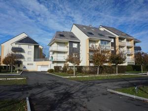 een groot appartementencomplex met een straat ervoor bij Appartement Cabourg, 3 pièces, 7 personnes - FR-1-465-103 in Cabourg