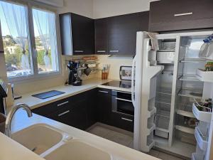 Kuchyň nebo kuchyňský kout v ubytování Beau T3 aux Issambres avec piscine, climatisation et garage - FR-1-768-58