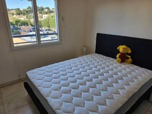 Postel nebo postele na pokoji v ubytování Beau T3 aux Issambres avec piscine, climatisation et garage - FR-1-768-58 + 5 fotografií