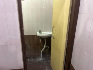 een badkamer met een wastafel in een kamer bij JC Residency & Lodge in Shamshabad