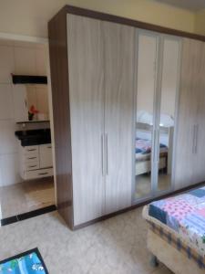- une chambre avec une grande armoire et un lit dans l'établissement Chácara Moreira's, à Barra do Turvo