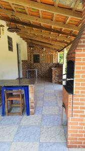 d'une terrasse avec une table et un plafond en bois. dans l'établissement Chácara Moreira's, à Barra do Turvo