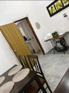 a room with a table and chairs and a desk at Casita de encantó en Colonia in Colonia del Sacramento