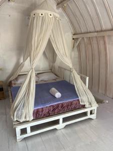 Кровать или кровати в номере Medewi good vibes surf&stay