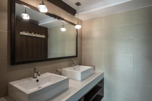 bagno con 2 lavandini e specchio di Suan Sai Yok Resort a Sai Yok