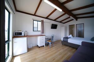 Kuchyň nebo kuchyňský kout v ubytování Lakeside Inn Wollongong