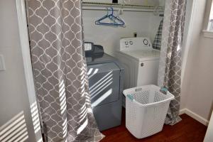 Salle de bains dans l'établissement Entire Apartment with free washer/dryer