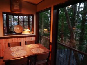 Camera con tavolo, sedie e balcone. di Nikko - House - Vacation STAY 96256v a Nikko