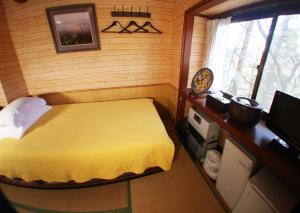 日光市にあるNikko - House - Vacation STAY 96256vの小さなベッドルーム(ベッド1台、テレビ付)