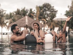 Sun Siyam Pasikudah في باسيكودا: مجموعة من الناس جالسين على طوف في الماء