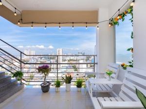 balcón con banco blanco y vistas a la ciudad en KHÁCH SẠN SƠN THỊNH 23D THÙY VÂN, en Vung Tau