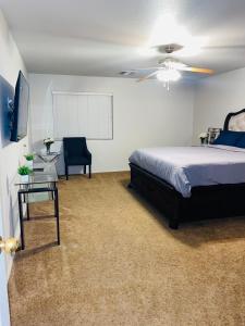 um quarto com uma cama e uma ventoinha de tecto em 3BR King Suite/Near Strip/Wi-Fi em Las Vegas