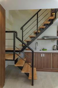大叻的住宿－THE ELITE HOTEL，厨房里的一个金属和木楼梯