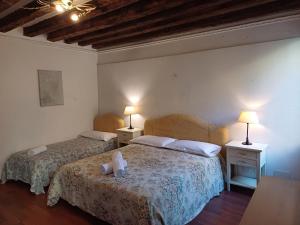2 camas en una habitación con 2 lámparas en las mesas en La Bella Venezia - ENTIRE PRIVATE APARTMENT, en Venecia