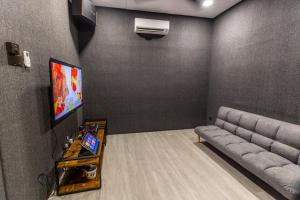 TV a/nebo společenská místnost v ubytování 5R4B 15Pax V KTV,KID'S POOL,POOL TABLE NEAR USM,LWE HOSPITAL,SPI ARENA